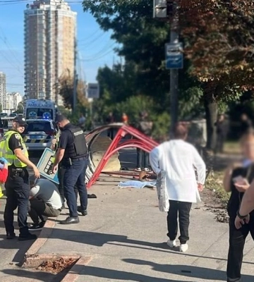 Масштабна ДТП у Києві: авто влетіло у зупинку, загинули дві жінки