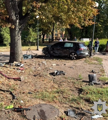 Пошел на обгон и врезался в остановку: полиция показала момент ДТП на Чоколовском бульваре
