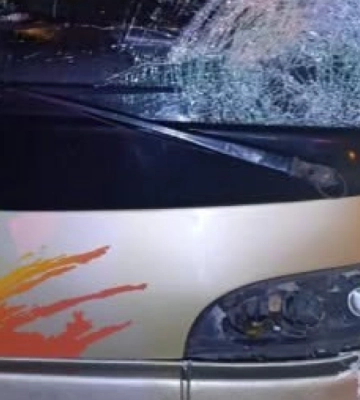 На Львівщині автобус збив пішохода, якого відкинуло під колеса двох вантажівок - чоловік загинув