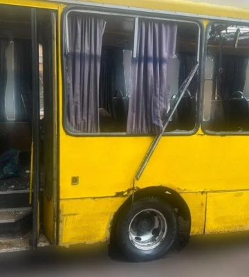 В Херсоне россияне ударили дроном по автобусу с людьми - есть погибшие и раненые. ФОТО
