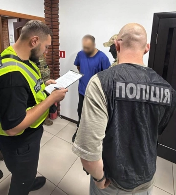 $3000 за «потрібний» діагноз: у Дніпрі поліцейські викрили лікаря на зловживанні впливом