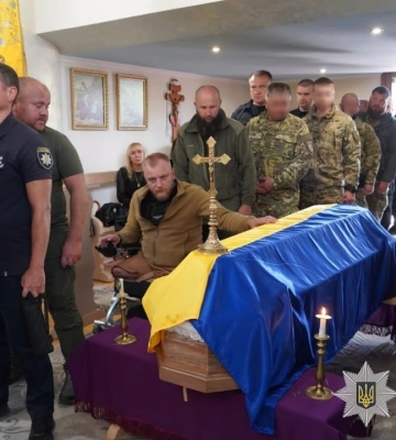 «Андрію назавжди 32»: на Львівщині поховали поліцейського, який загинув від атаки дрона на Донеччині, - ФОТО