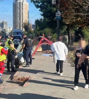 ДТП у Києві: автомобіль на швидкості влетів у зупинку з людьми
