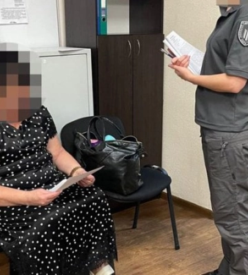 У Дніпрі затримали медикиню, яка пропонувала військовому операцію на здоровому хребті для звільнення зі служби