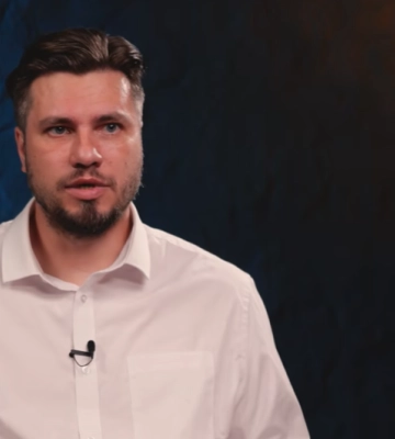 Кадило, телефони й жарти: черкаський священник розповів, що парафіяни не бачать під час служби (ВІДЕО)