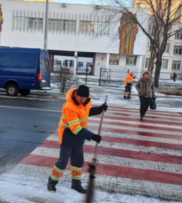 На Алматинській мешканці власним коштом готуються до зими: комунальники не прийшли