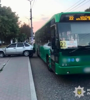 У Білій Церкві водій автівки збив жінку на зупинці