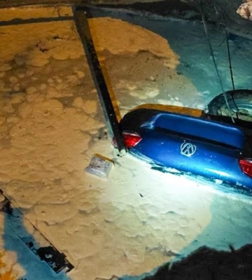 Водитель успел выпрыгнуть: в Одессе автомобиль провалился под землю 