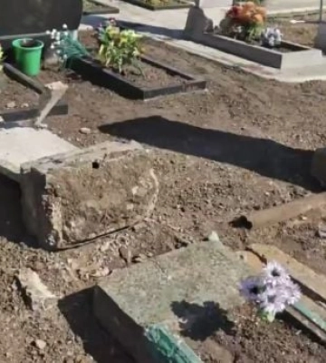 На кладбище под Мелитополем вандалы разгромили десятки надгробий 