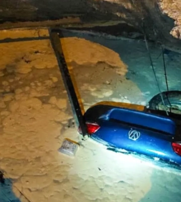 В Одессе авто ушло под землю: водитель успел выскачить. ФОТО