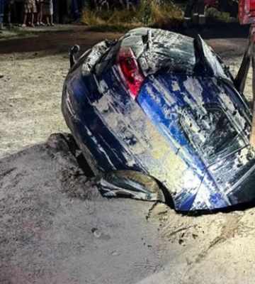 В Одессе автомобиль во время движения провалился под землю