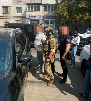 На Сумщині викрили двох податківців, які вимагали хабар у підприємця за "лояльність" під час перевірки - Генпрокурор