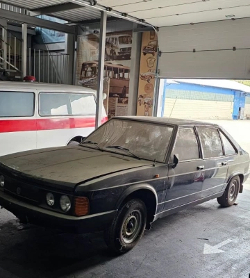 Стояла 30 лет в гараже: в Украине обнаружили роскошную Tatra 90-х с пробегом 3000 км 