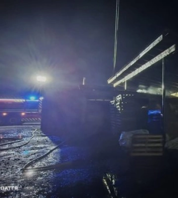 На Рахівщині вночі спалахнула пожежа на деревообробному підприємстві: вогонь вдалося зупинити