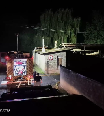 На Рахівщині вночі спалахнула пожежа на деревообробному підприємстві: вогонь вдалося зупинити
