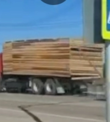 В Керчи росийский суд оштрафовал водителя за видео замаскированного военного бензовоза
