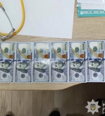 На Рахівщині голову ЛКК затримали на хабарі у $1000: за гроші обіцяла оформити документи для відстрочки