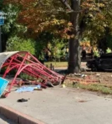 23-річному водію, який в’їхав у зупинку в Києві, повідомлено про підозру
