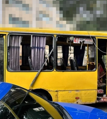 «Жорстоке російське “сафарі”». Окупанти атакували маршрутку в Херсоні – загинули четверо людей