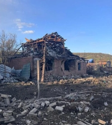 На Донеччині окупанти атакували автівку з родиною: троє людей поранені