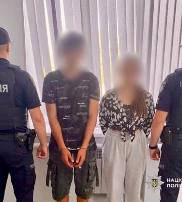 В Одесі поліцейські затримали хлопця та дівчину за підпали на замовлення автомобілів преміумкласу. ФОТО