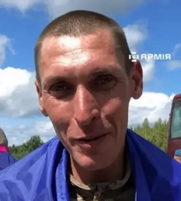 Девять лет ада в неволе: освобожденный боец АТО заплакал при пересечении украинской границы. ВИДЕО