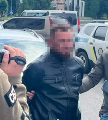 Снимал объекты и запрашивал оружие для убийств военнослужащих: в Ровенской области задержали агента ФСБ