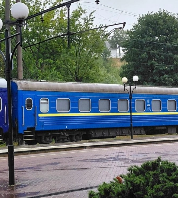 Ракетний обстріл пошкодив залізницю: маршрути потягів до Києва довелося змінити