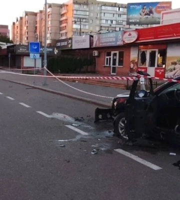 У Борисполі автівка потрапила під обстріл, двоє пасажирів дивом вижили