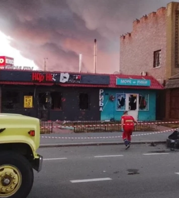 У Борисполі двоє людей дивом вижили в машині, яку пошкодило внаслідок атаки 20 серпня
