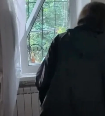 «Ми чудом вискочили з дому». Мешканці пошкодженої багатоповерхівки в Солом’янському районі показали зруйновану квартиру