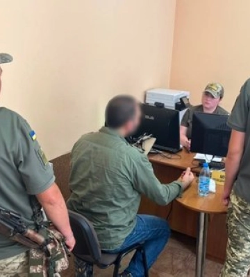 За $3000 намагався виїхати як іноземець: на кордоні з Молдовою затримали чоловіка з двома паспортами. ФОТОрепортаж