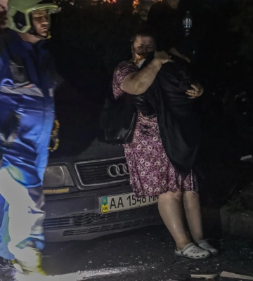 Фото: у Києві жінка до останнього чекала на онука біля палаючого будинку