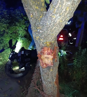 На Волині мотоцикл врізався у паркан і дерева: один чоловік загинув, ще один травмований