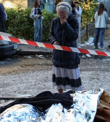 В Киеве бабушка ждала внука у поврежденной девятиэтажки — оказалось, что он погиб