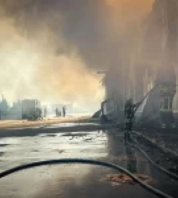 ДСНС гасить пожежі після російської атаки на Київщині: є загиблий і поранені