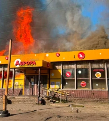 Росіяни вдарили по приміщенню магазину Аврора у Слов’янську — всередині перебували покупці та працівники