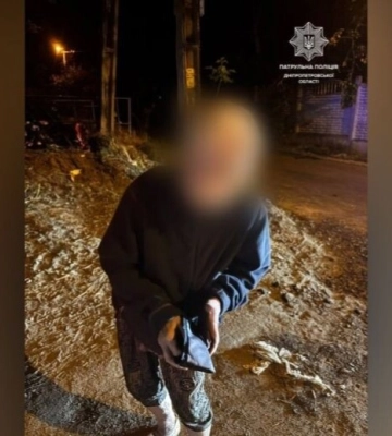 Патрульні Дніпра допомогли жінці, яка заблукала, повернутися додому