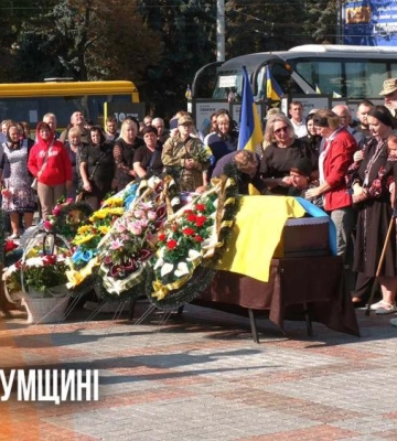 Мати втратила другого сина на війні: у Рівному попрощалися з Олександром Боровцем (ВІДЕО)