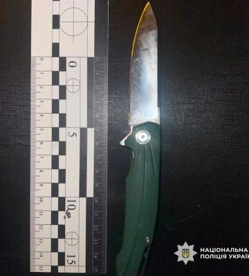 У Харкові чоловіка вдарили ножем просто біля будинку - поліція затримала різника