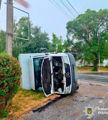 На Київщині внаслідок зіткнення ВАЗу та Mercedes Sprinter постраждали водій, водійка та пасажирка