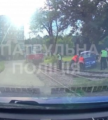 Стало зле за кермом та виїхав на трамвайні колії: криворіжці та патрульні допомогли водію