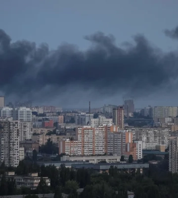 У Києві після падіння уламків БпЛА загорівся бізнес-центр, є загиблий та поранені