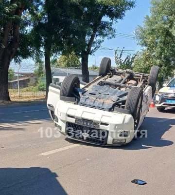 Двоє потерпілих та переляк: в Ужгороді сталася ДТП, на місце терміново вихала «швидка»
