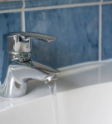 У двох районах Києва можливі перебої з гарячою водою після обстрілів