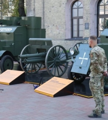 У Києві на вуличній виставці на честь Коновальця показали військову техніку часів УНР