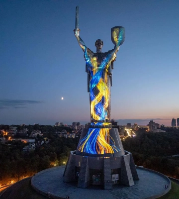 "Майбутнє пам’ятає": столиці на "Батьківщині-Матері" запустили арт-інсталяцію