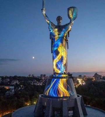 Монумент "Батьківщина-Мати" підсвітили аудіовізуальною артінсталяцією до Дня Незалежності. ФОТОрепортаж
