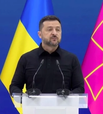 На аеродромі "Саки" знищено літак Су-24М і аеродромна техніка, – Зеленський