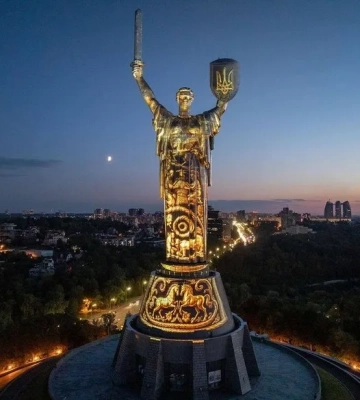 "Майбутнє пам’ятає": столиці на "Батьківщині-Матері" запустили арт-інсталяцію